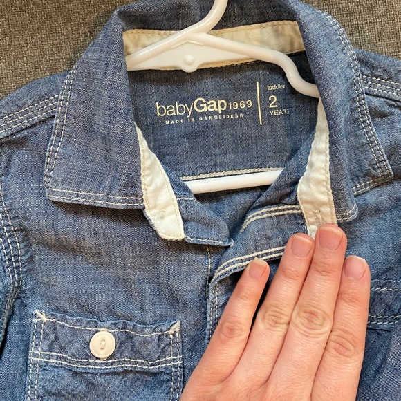 2 Gap button down shirts - Picture 6 of 7